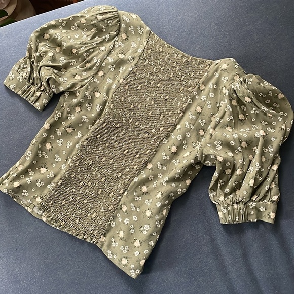 Flirty FEMME super flattering Reformation sage grewn floral puff sleeve top 4 💕 - Picture 3 of 8